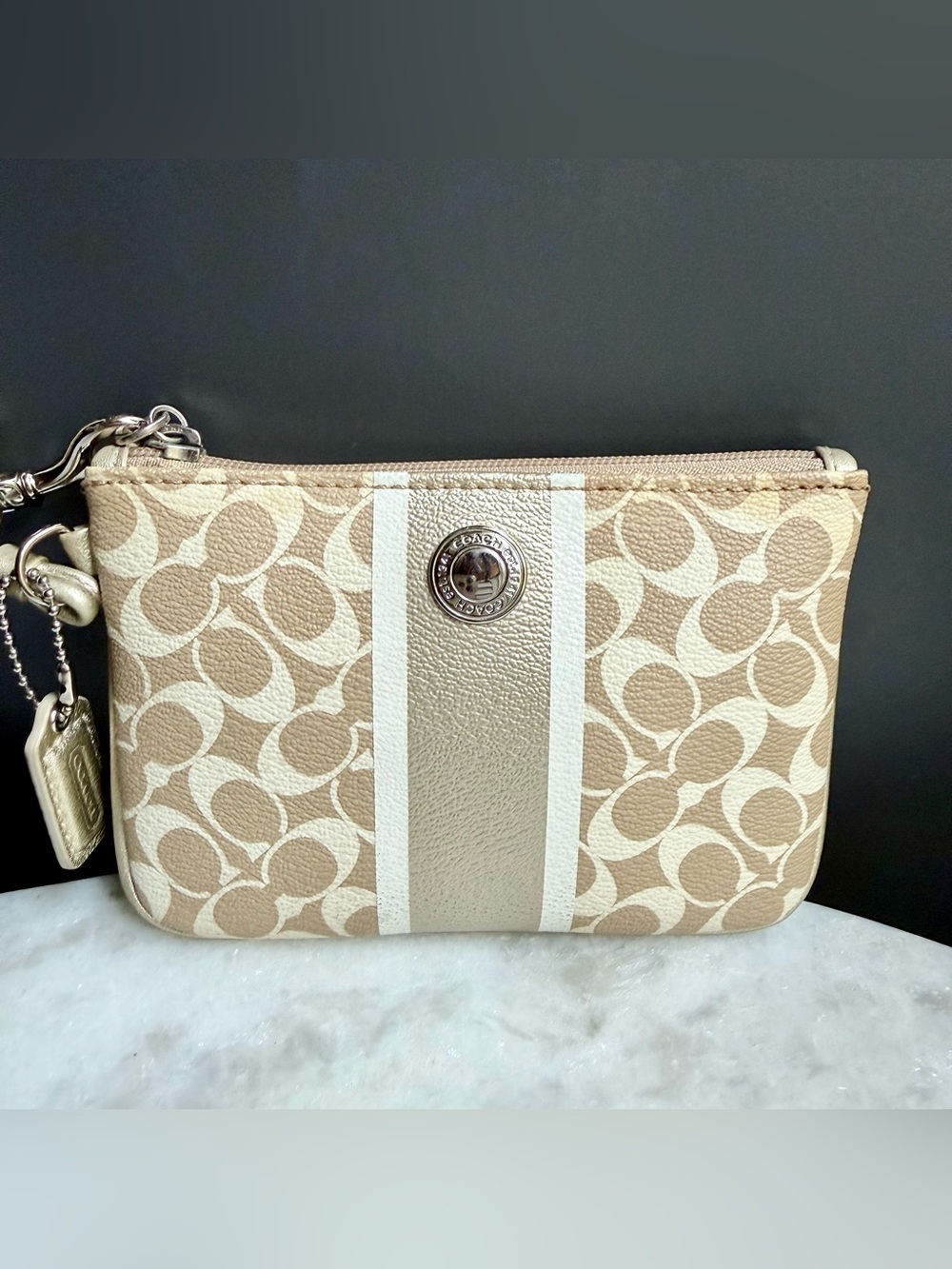 Coach Heritage Stripe
Signature Wristlet 🤎🤍